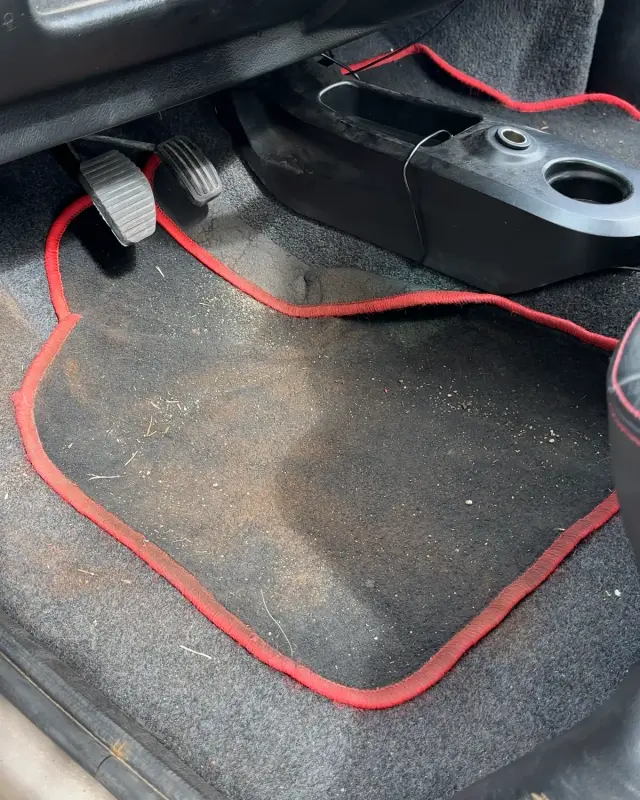 Automobilio kilimėlio valymas prieš valymą