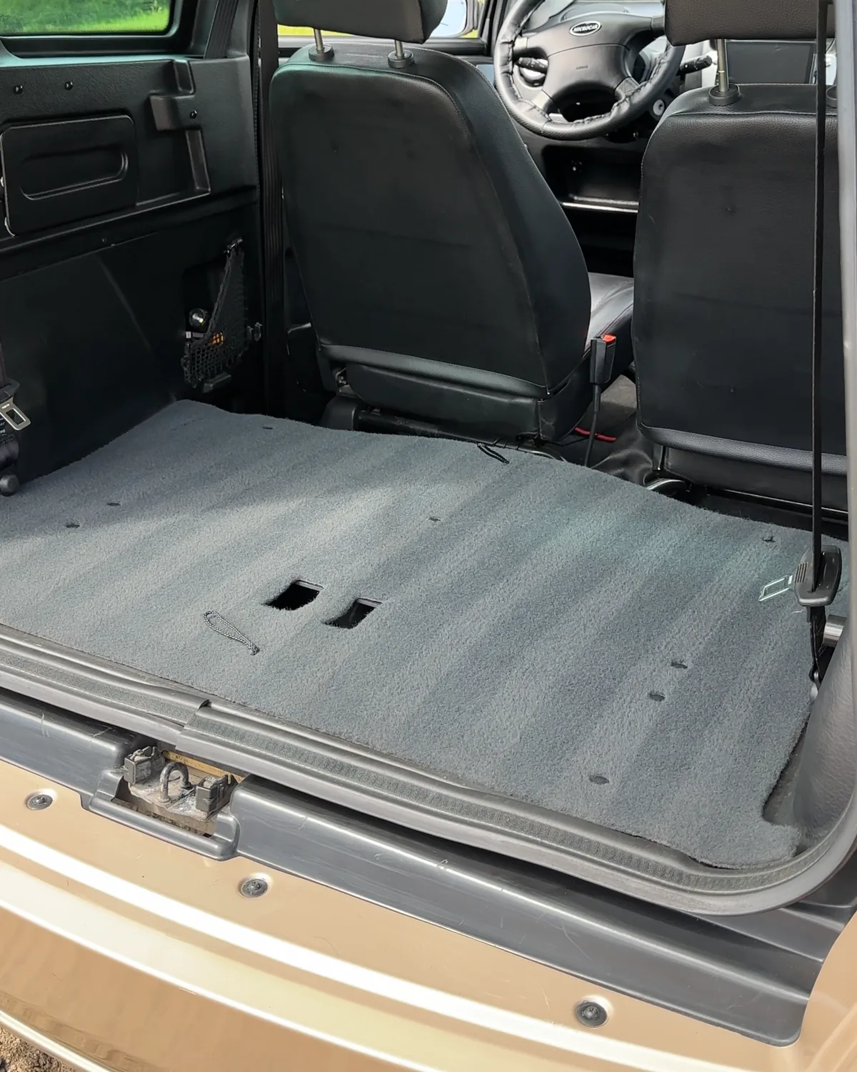 Kvapo šalinimas iš automobilio: išvalyta bagažinė
